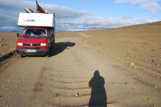 Die Sonne steht schon tief über dem „Waschbrett“ der F35 die Geländewagen mit den Monsterreifen donnern da mit 80 km/h rüber