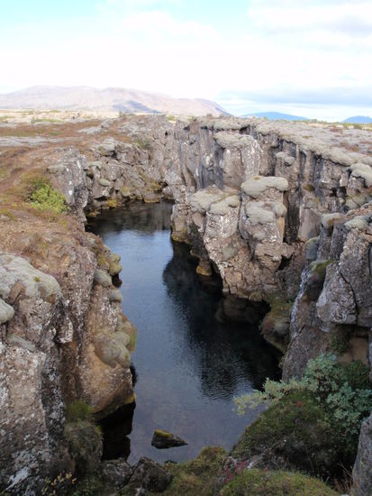 Felsspalte bei Pingvillier, entstanden als Folge  der Verschiebung der Kontinentalplatten