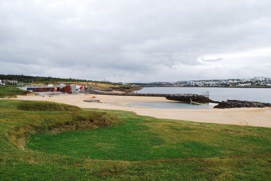 Der kleine See links von der Mauer hat 30 C, das Wasser rechts davon immerhin noch 20 C und ich habe welche Baden sehen.
