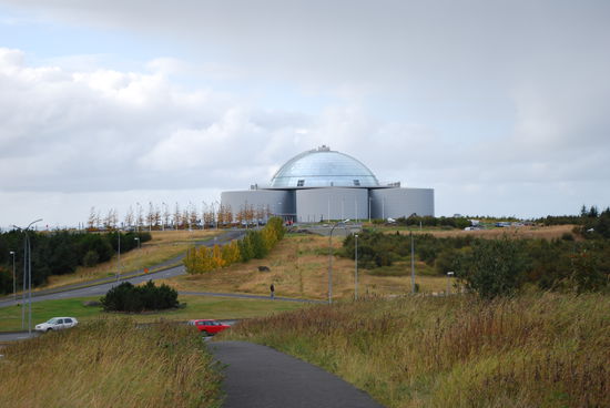 Der Heißwasserspeicher der Stadt "Perlan" unter der Galskuppe befindet sich ein Caffe, und man hat einen wunderbaren  überblick über Reykjavik