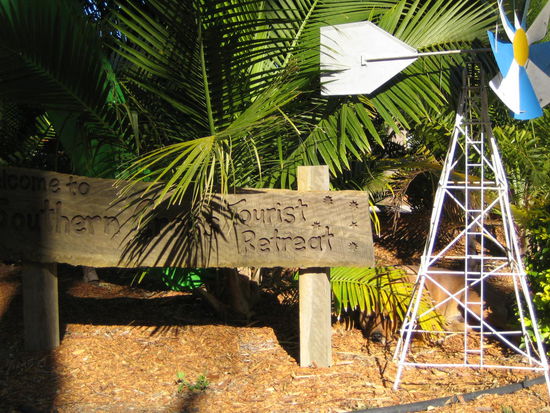 man beachte den Haushund rechts neben dem Schild