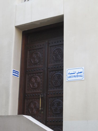 (natürlich hat sie nicht diesen Eingang sondern irgendeinen anderen genommen)