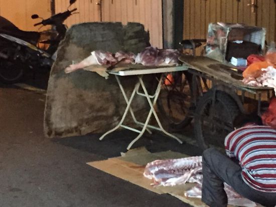 Ein Tier wird auf der Straße zerlegt. Metzgern auf malay.