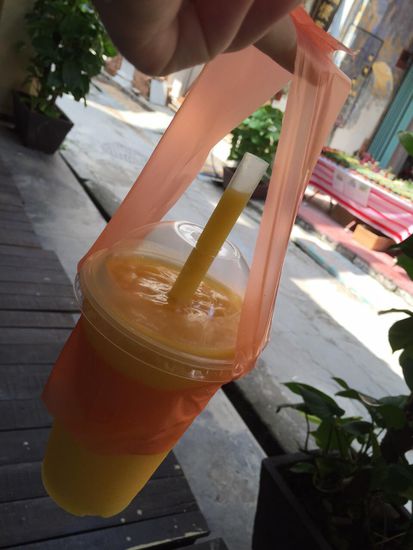 Frische Fruchtsäfte und Smoothies