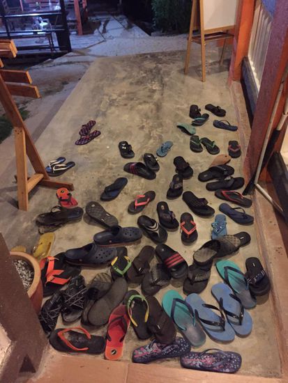 Nicht nur in Tempeln, auch häufig in Guesthäusern: Schuhe aus vorm Betreten