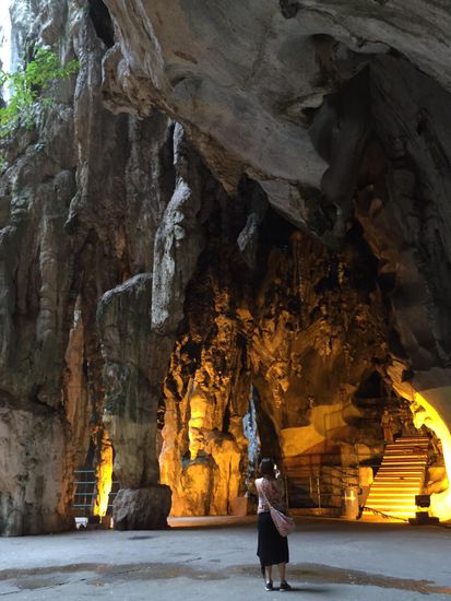 Man beachte den Schalrock 