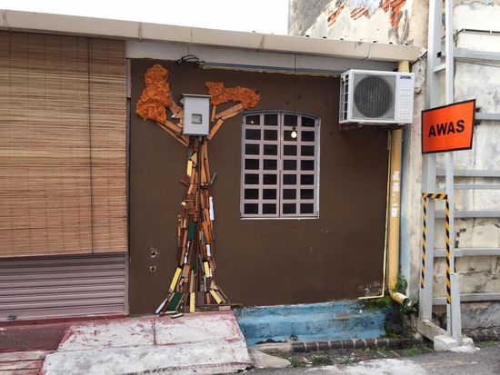 Ein Kunstbaum aus Holzstückchen. einfach so