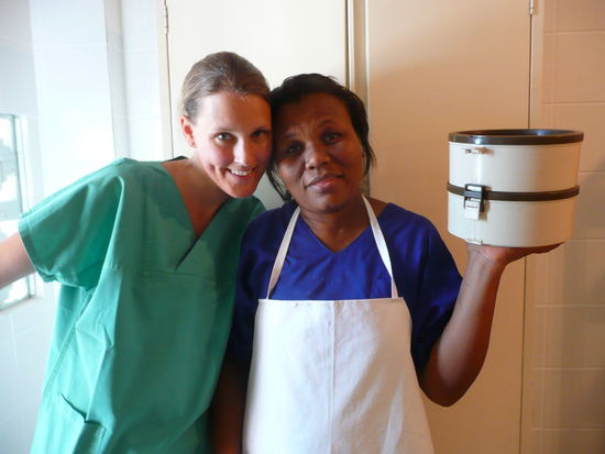 isabel, die gerade unser mittagessen bringt (ueberraschung: reis mit bohnen ...)