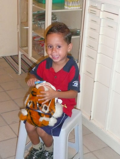 auch lieblingspatient nr.1!
man beachte, dass er dr. tigre gerade die zaehne putzt... und das eine halbe stunde lang !!!!