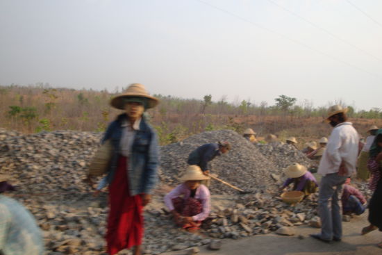 Frauen bei der Straßenarbeit