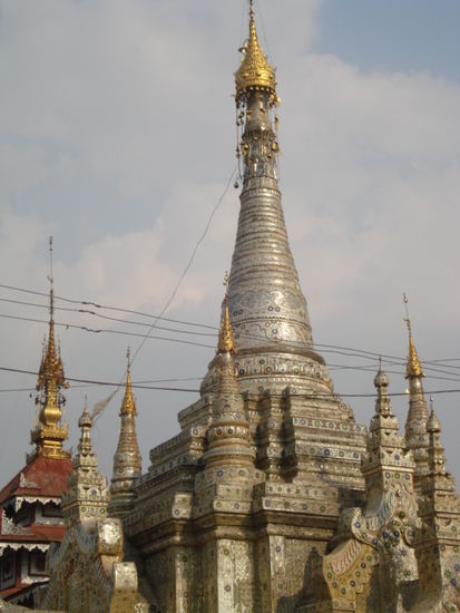 Wieder angekommen in Nyaungshwe - ich glaube, das war die verspiegelte Pagode