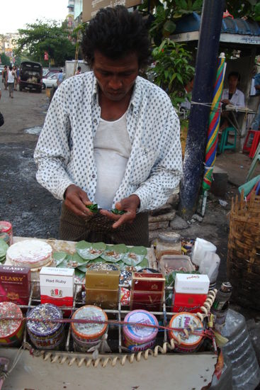 Hier werden die Betelnuss-Päckchen gemacht...