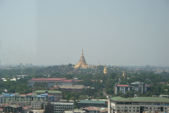 Blick vom Sky Bistro auf die Shwedagon
