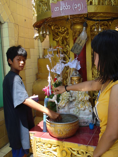 Unser junger Begleiter in der Sule Pagode