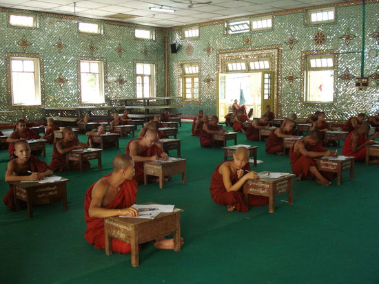 Mönchen beim Lernen in der Botataung Paya