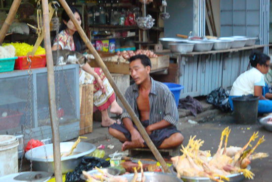 Markt in Yangon - frische Hähnchen  (leider verwackeltes Bild...)