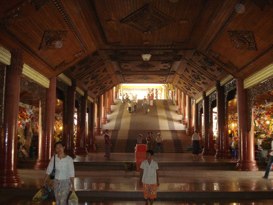 Aufgang zur Shwedagon Paya