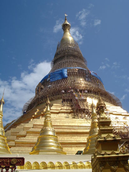 Der eingerüstete Stupa - nur mit einfachem Bambus-Gerüst