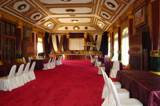 im Karaweik Palace - alleine in einem riesigen Saal...