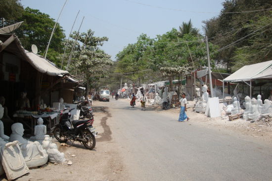 Eine Straße voller Steinmetze...SEHR staubig!!!