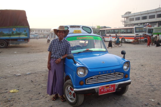 Win San mit seinem blauen Mini-Mazda