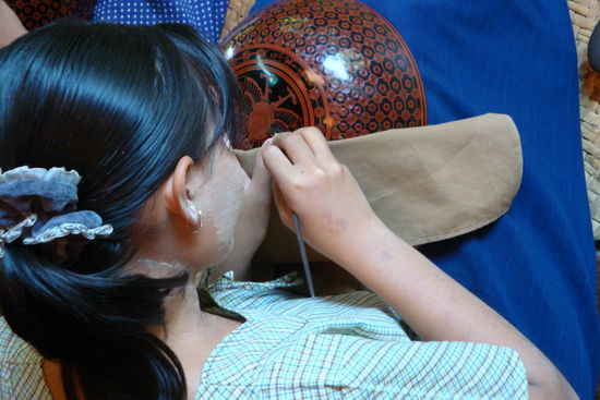 Lackwaren-Herstellung - mühsame Kleinarbeit...