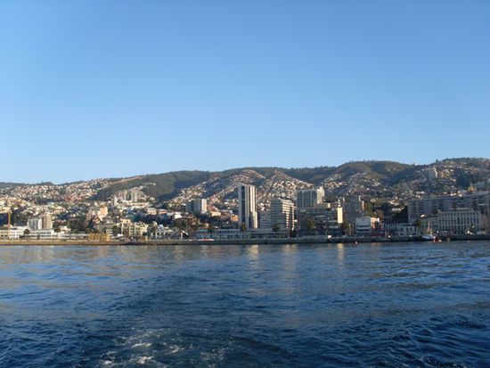 Valpo mit seinen Huegeln vom Wasser aus