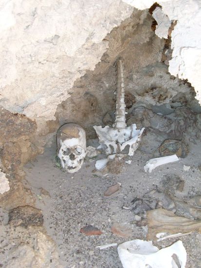 12.000 Jahre alte Hoehlengraeber - in Bolivien gibts weder Vitrine noch Zaun, wer noch ein Souvenir braucht, bitte zugreifen