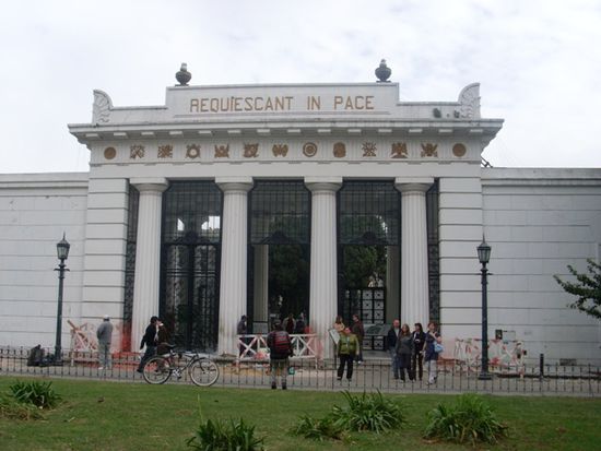 Eingang zum Friedhof, hier liegen alle wichtigen Persoenlichkeiten Argentiniens begraben, alle ehemaligen Praesidenten und so. Gibt aber keine Graeber wie bei uns, sondern eher so Gruften aus Stein mit Tueren, durch die man dan die Saerge sieht. Ist schon ein bisschen gruselig.