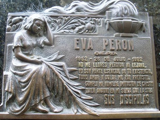 Hier ruht sie, die gute Evita - Frau des ehemaligen Praesidenten, Volksheldin und mit 33 an Krebs gestorben.