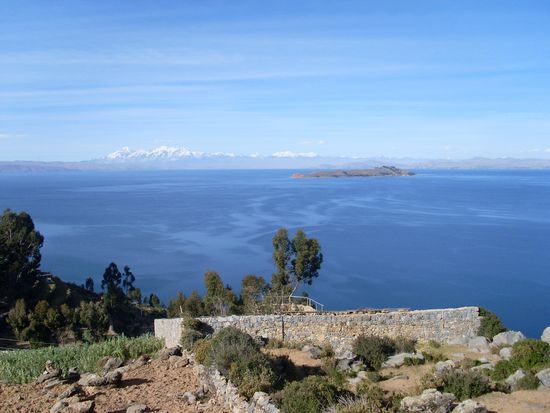 Die Anden im Hintergrund