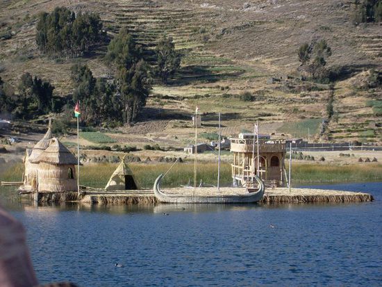 schwimmende Insel und das typische Boot