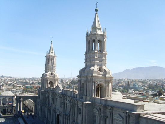 die meisten Gebaeude sind aus weissem Vulkanstein gebaut, der in der Sonne glitzert