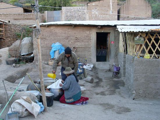 Danielo und seine Frau kochen fuer uns - hier wird die Maissuppe vorbereitet