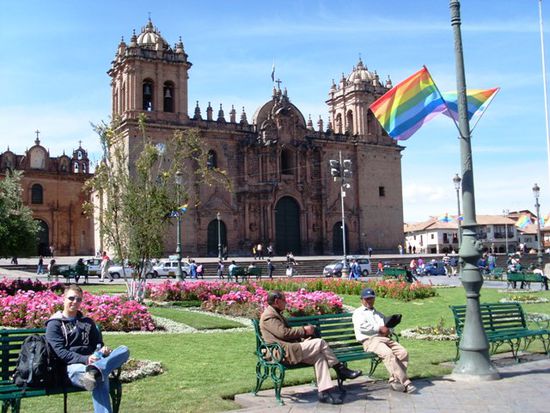 "Plaza de Armas" - und nein, das ist nicht die Schwulen-, sondern die Inka-Flagge! (wir waren auch verwirrt)