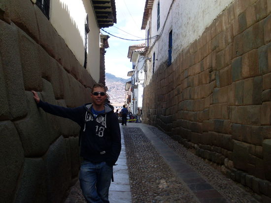Alte Inka-Mauern als Fundament gelassen, oben (haessliche) Haeuser drauf gabaut
