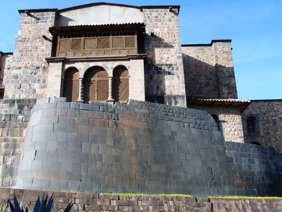 unten sieht man noch die alten Tempelmauern, oben die spanische Kirche