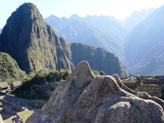 dieser Stein hat die gleiche Form wie die Berge dahinter - ein Altar?