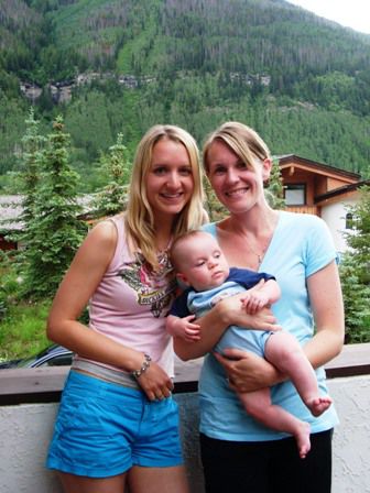 Beth und Isa mit Isas Lieblingsbaby
