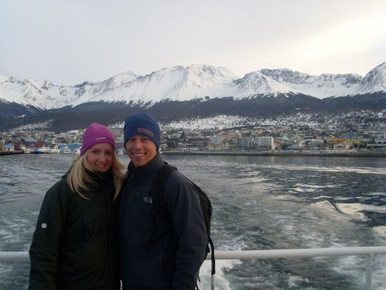 Auf dem Katamaran, im Hintergrund Ushuaia