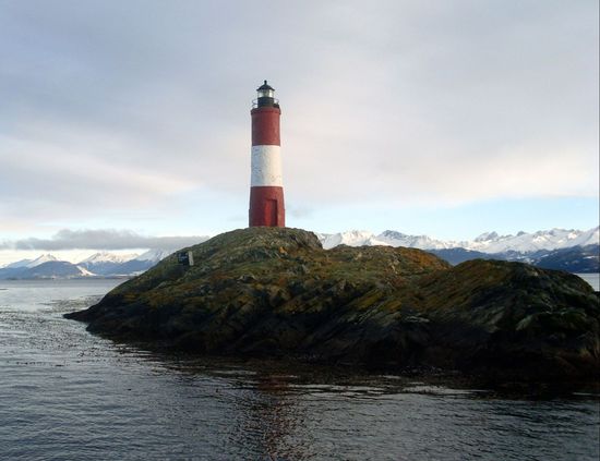 ein kleiner Lcuchtturm an der schmalsten Stelle des Kanals
