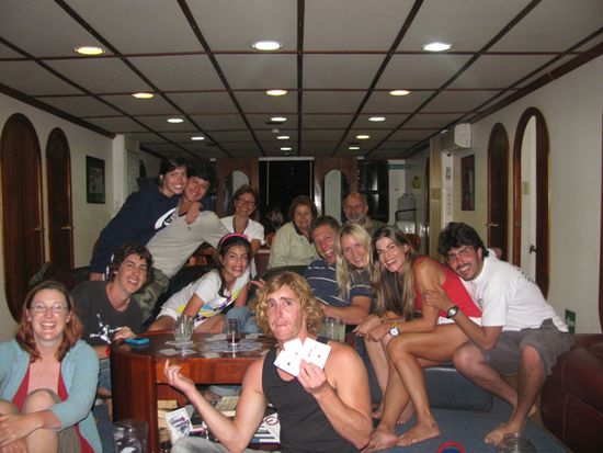 im Andenken an Robin B.: Trinkspielchen am letzten Abend (inkl. vom-Boot-pinkeln usw.) Ganz rechts Omry, El Loco