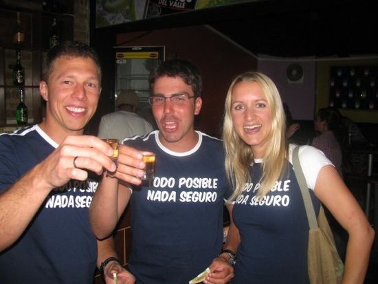 Wir mit unserem Freund Omry und unseren neuen T-Shirts. Das musste natuerlich gefeiert werden