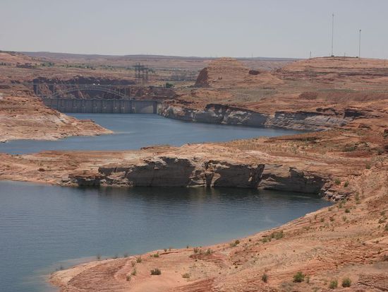 Lake Powell mit Blick auf den Damm, leider war es etwas diesig