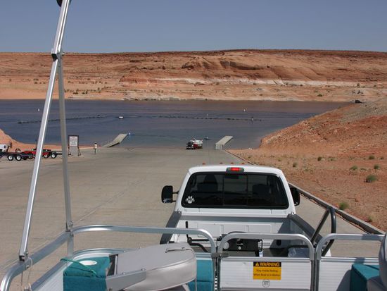 Wir sitzen bereits auf dem Boot, während es die Rampe runter geht