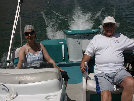 Isa als Steuermann auf dem Pontonboot