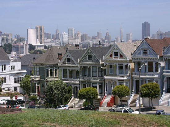 Painted Ladies am Alamo Square (strahlend blauer Himmel und Sonne)