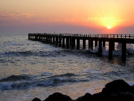 Quelle: Eco Afrika
Momentan habe ich noch kein digitales Foto vorliegen. Aber so ähnlich war unser Ausblick vom Lighthouse, nur ohne die bekannte Landungsbrücke, die Jetty!