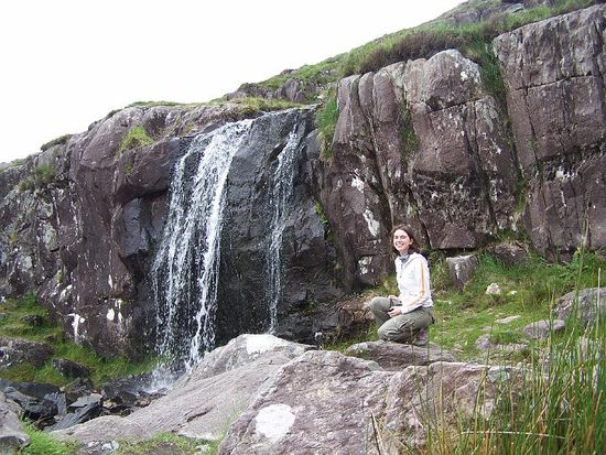 Dingle - Claudi an einem kleinen Wasserfall