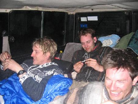 Dirk, Robert und ich (Freed)(von r. nach l.) noch warm eingepackt im Auto